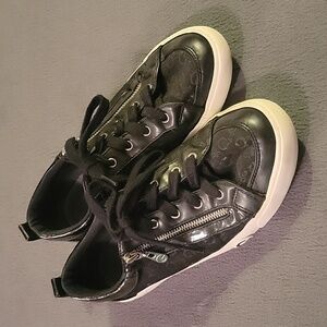 💙GUESS LOGO TENNIS SHOES